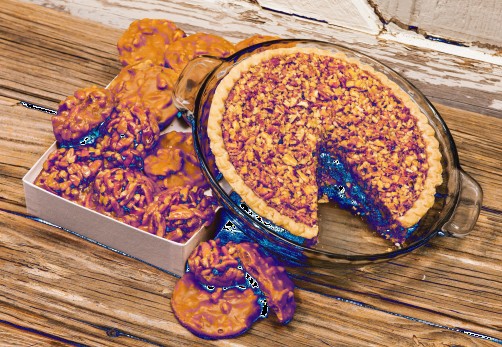 CLASSIC PECAN PIE AND PECAN PRALINE GIFT COMBINATION